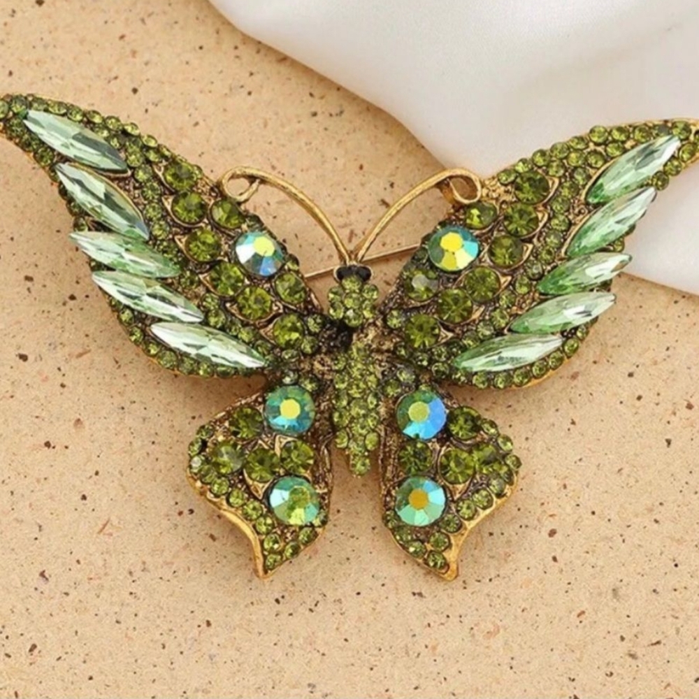 💚 Betsey Johnson stunning crystal butterfly brooch 💚